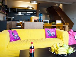 Interiér luxusní vily soutících ze SuperStar - obývací pokoj je propojen s...