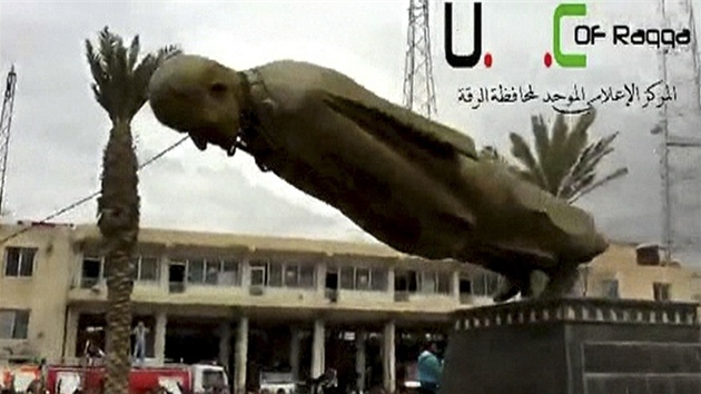 Stren sochy nkdejho syrskho prezidenta Hfize Asada ve mst Rakk (4. bezna 2013)