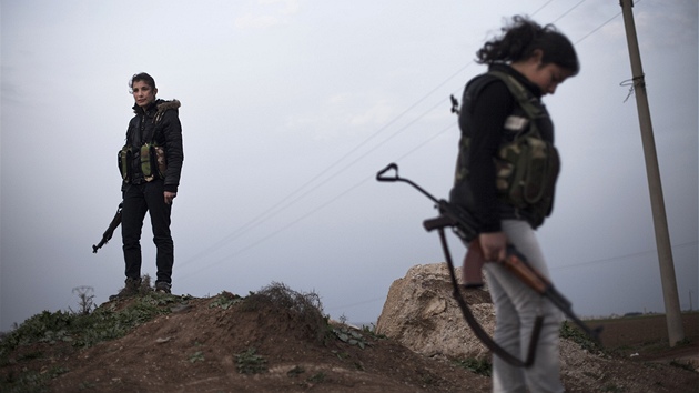 Bojovnice kurdsk PKK na severu Srie (6. bezna 2013)