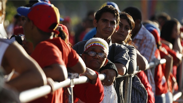 Venezuelan ekaj v mnohahodinovch frontch na anci spati tlo Huga Chveze (8. bezna 2013)