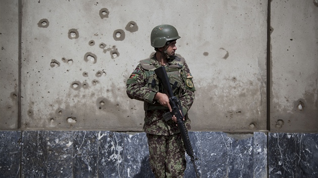 Afghnsk bezpenostn sly na mst atenttu ped ministerstvem obrany (9. bezna 2013)