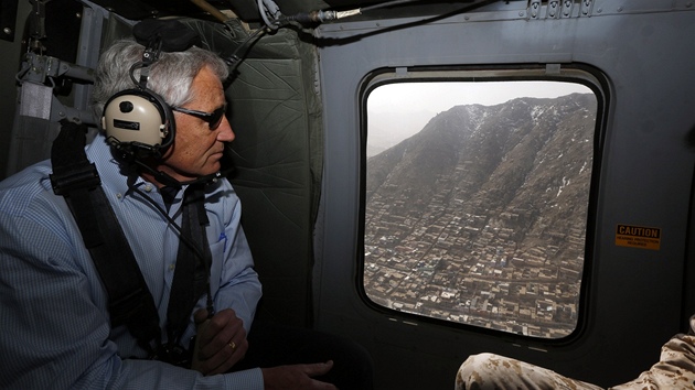 Americk ministr obrany Chuck Hagel na nvtv Afghnistnu (9. bezna 2013)