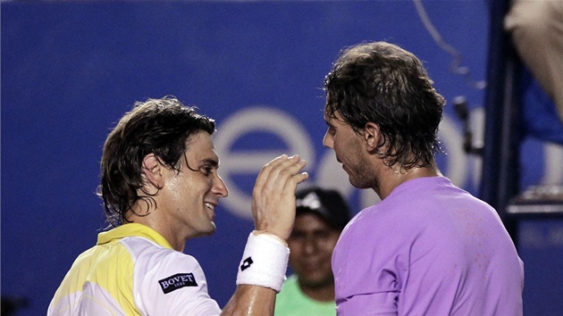 Nevad, byl jsi lep. Jakoby kal David Ferrer (vlevo po finle na turnaji v Acapulcu. Suvernn vhru slavil Rafael Nadal.