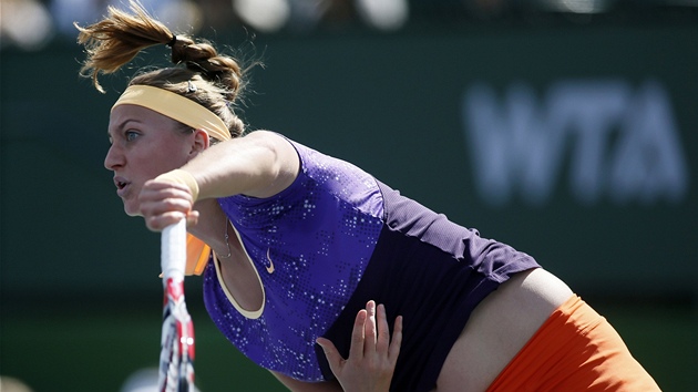 Petra Kvitová podává na turnaji v Indian Wells v utkání s Olgou Govorcovovou.