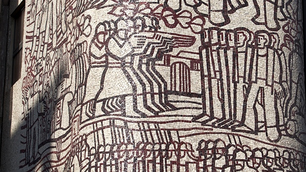 Na Hourově ústecké mozaice je stovka postav od Přemysla Oráče přes výjevy selských bouří a husitů přes stávkující horníky po dělníky v továrnách a důlní velkorypadlo.
