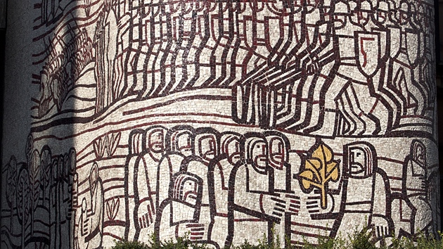 Na Hourově ústecké mozaice je stovka postav od Přemysla Oráče přes výjevy selských bouří a husitů přes stávkující horníky po dělníky v továrnách a důlní velkorypadlo.