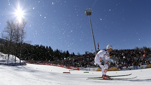 POD ITALSKM SLUNCEM. Snmek zachycuje tra zvodu na 50 km na MS v klasickm lyovn ve Val di Fiemme. Zlato bral Johan Olsson ze vdska. 