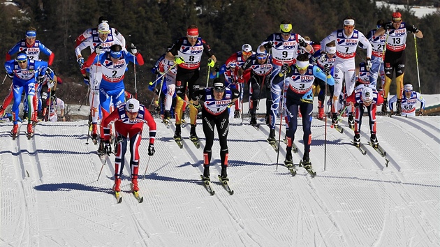 PELOTON. Balk zvodnk na trati 50 km pi MS v italskm Val di Fiemme.