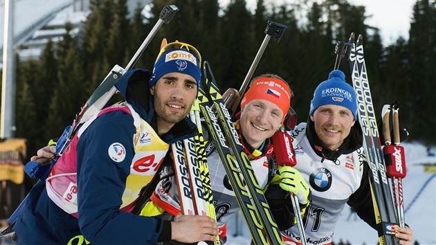 STŘELCI POD MŮSTKEM. Tři nejlepší biatlonisté ze závodu SP v Oslu pózují před slavným skokanským můstkem Holmenkollen. Uprostřed je vítězný Ondřej Moravec.