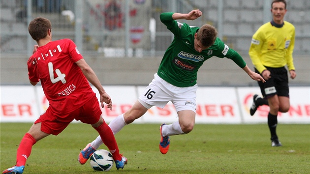 O m bojuje jabloneck Jan Pzler a Ludk Pernica z Brna v duelu 18. kola fotbalov ligy. 