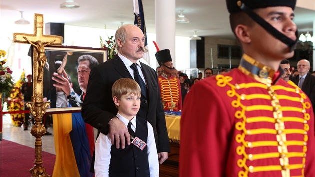 Blorusk prezident Alexandr Lukaenko na pohbu Huga Chveze (8. bezna 2013)