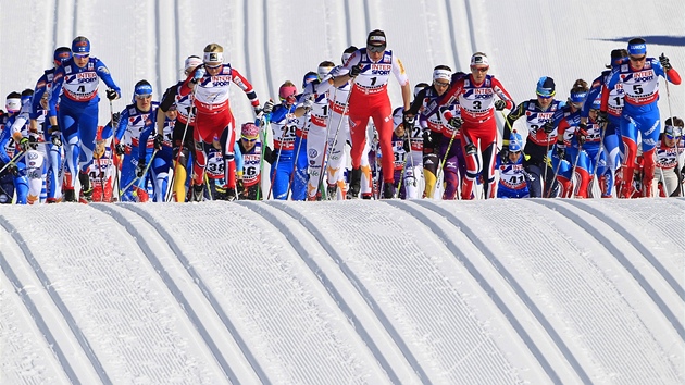 PO STARTU. Zvodnice na trati ticttky klasicky na mistrovstv svta ve Val di Fiemme.