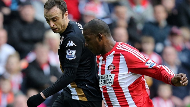 ODCENTRUJU? Dimitar Berbatov z Fulhamu (vlevo) a Titus Bramble ze Sunderlandu.