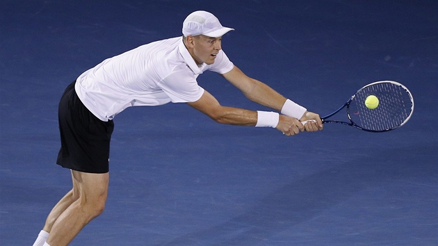 Tom Berdych ve finle turnaje v Dubaji proti Novaku Djokoviovi.