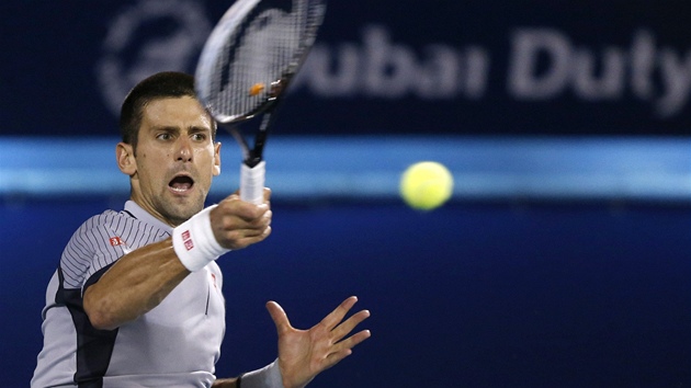 Novak Djokovi ve finle turnaje v Dubaji proti Tomi Berdychovi.