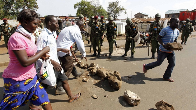Pznivci nespnho kandidta o post prezidenta Raila Odingy vyli do ulic. Zasahovat proti nim musela i policie.