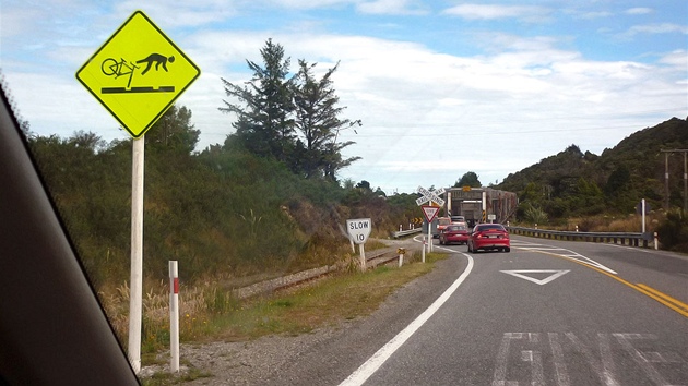 Cyklisto, na kolejch pozor! Pro ouraly: na Novm Zlandu se jezd vlevo, volant je v autech napravo. Fotografii podila spolujezdkyn.