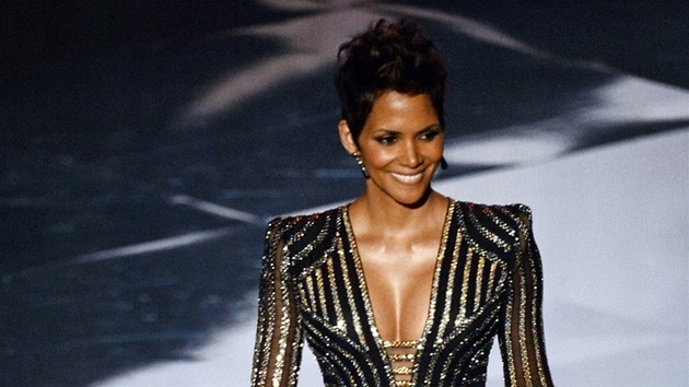 Halle Berry uvádí na oscarech poctu Jamesi Bondovi.