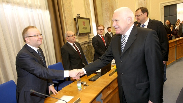 Konc prezident Vclav Klaus navtvil naposledy ve sv funkci jednn vldy. Na snmku se vt s ministrem ivotnho prosted Tomem Chalupou. (6. bezna 2013)