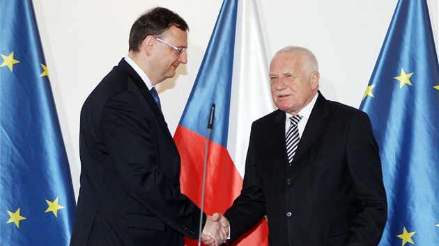 Konc prezident Vclav Klaus navtvil naposledy ve sv funkci jednn vldy, pivtal ho premir Petr Neas. (6. bezna 2013)