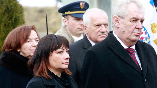 Oba prezidentsk pry, konc Klausovi i nastupujc Zemanovi, uctili pamtku prvnho eskoslovenskho prezidenta T. G. Masaryka u hrobu v Lnech. (7. bezna 2013)
