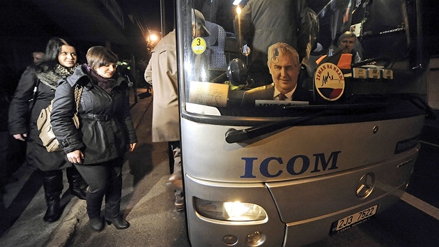 Z Nového Veselí, kde má Milo Zeman chalupu, odjelo autobusem na prezidentskou