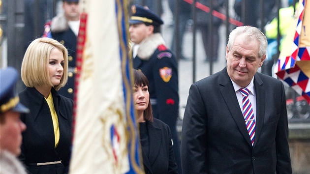 Milo Zeman s manelkou Ivanou a dcerou Kateinou pichz na Prask hrad. (8. bezna 2013)