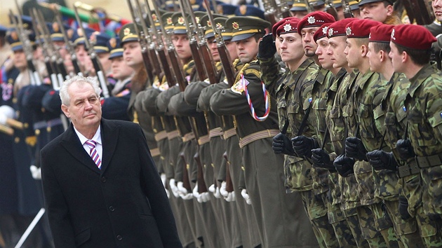 Prezident Milo� Zeman proch�z� kolem voj�k� na t�et�m n�dvo�� Pra�sk�ho hradu.
