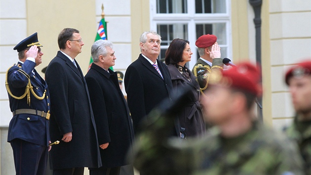 Milo Zeman pi vojensk pehldce na tetm ndvo Praskho hradu. (8.