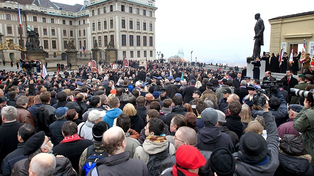 Miloš Zeman se po inauguraci uklonil u sochy TGM na Hradčanském náměstí v Praze. (8. března 2013) 
