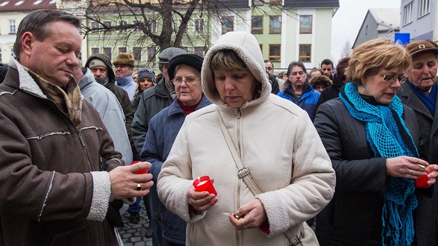 Frentt pod Radhotm se bohoslubou na nmst Mru rozlouil s obmi vbuchu bytovho domu. (3. bezna 2013)