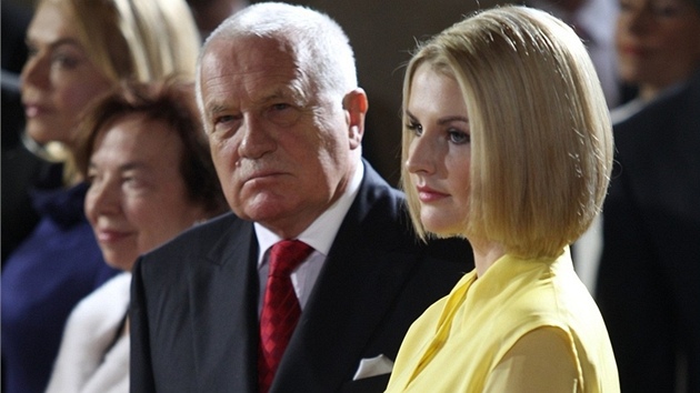 Kateřina Zemanová na inauguraci svého otce prezidentem zvýraznila kontrastním páskem své bujné vnady.