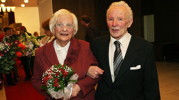 Manel Frantiek a Jarmila Galasovi oslavili na obecnm ad Ostrava Jih 70. vro svatby, tzv. platinovou svatbu