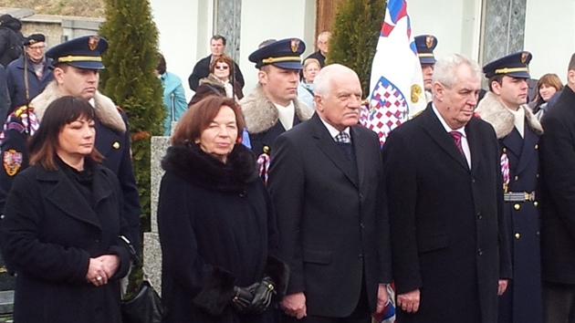 Oba prezidentsk pry, konc Klausovi i nastupujc Zemanovi, uctili pamtku prvnho eskoslovenskho prezidenta T. G. Masaryka u hrobu v Lnech.