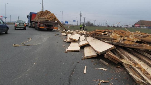 Z nklaku se na kruhovm objezdu vysypala vtina devnch prken, kter vezl.