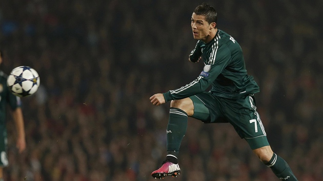 Cristiano Ronaldo z Realu Madrid pl na branku Manchesteru United v osmifinlov odvet Ligy mistr.