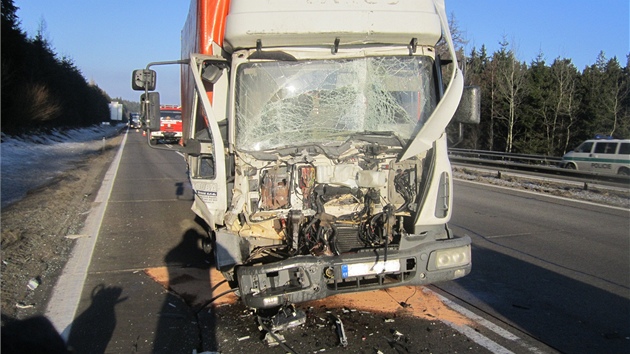 Ve stoupacm pruhu na 103. kilometru dlnice ve smru na Brno do sebe narazily nkladn vozy pevejc hutn materil a pneumatiky.