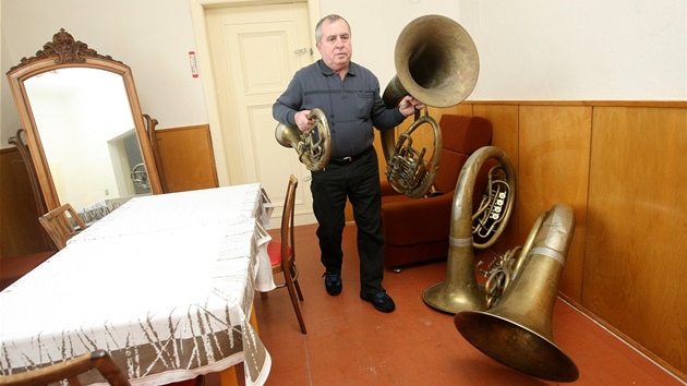 Místostarosta Lesonic Miroslav Dohnal ukazuje některé z nástrojů, jež se zatím podařilo sesbírat.