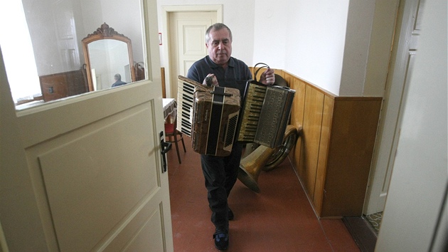 Místostarosta Lesonic Miroslav Dohnal ukazuje některé z nástrojů, jež se zatím podařilo sesbírat.