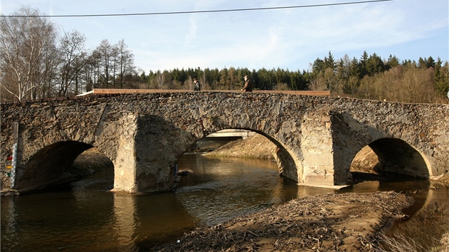 Z jedn strany vypad historick most jet vcelku zachovale...