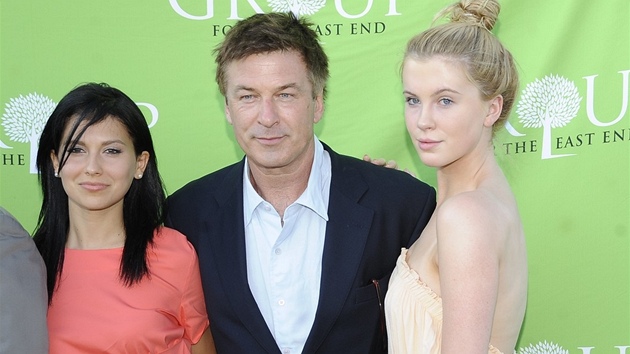 Alec Baldwin se současnou manželkou a dcerou Ireland, kterou má s herečkou Kim Basingerovou.