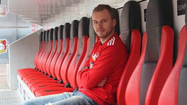 NA LAVIČCE. Michal Kadlec na stadionu Bayeru Leverkusen. 