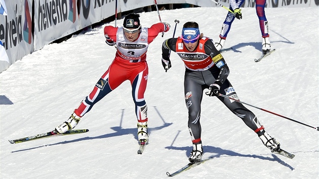 LYE NA LYI. Americk bkyn na lych Kikkan Randallov (vpravo) v tsnm souboji s Marit Bjrgenovou z Norska pi sprintu v Lahti.