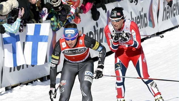 VELK BOJ. Americk bkyn na lych Kikkan Randallov (vlevo) v tsnm souboji s Marit Bjrgenovou z Norska pi sprintu v Lahti.