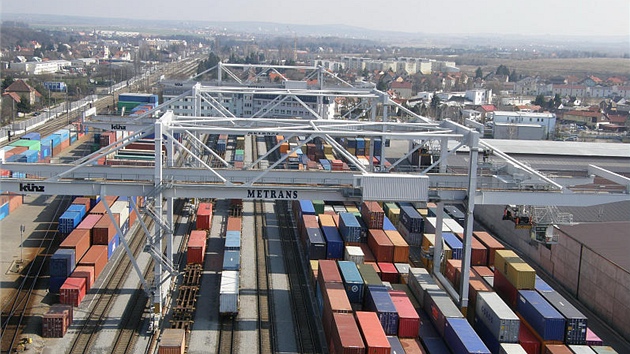 Logistická firma Metrans postupně buduje v České Třebové jedno z největších překladišť v zemi. To na sebe váže i nová pracovní místa.