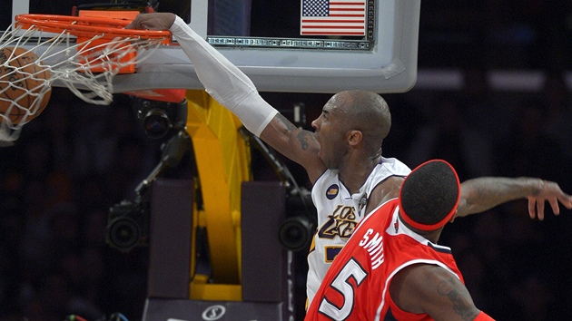 Kobe Bryant s Los Angeles Lakers se prosazuje pes Joshe Smithe z Atlanty. 