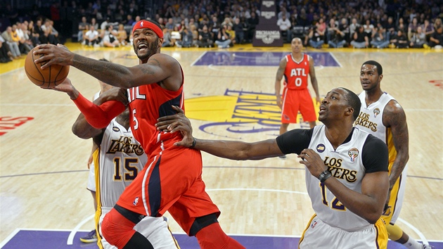 Josh Smith z Atlanty to na ko Los Angeles Lakers. 