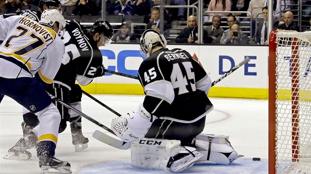 Patric Hornqvist (vlevo) z Nashvillu se sna prosadit ped brankou Jonathana Berniera z Los Angeles Kings. Brn mu v tom Slava Jonov.