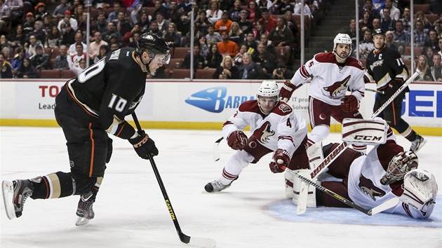 Anaheimsk Corey Perry (vlevo) se sna pekonat glmana Jasona LaBarberu z Phoenixu. Zabrnit se mu v tom sna i esk bek Zbynk Michlek (.4).