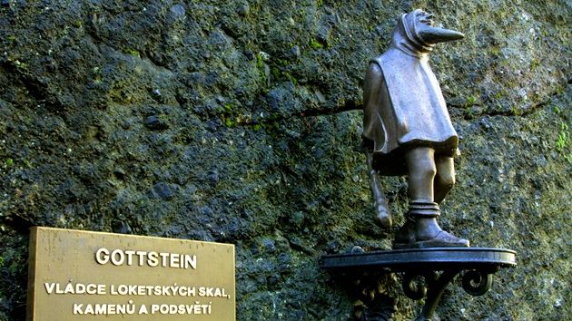 Sktek Gottstein, vldce vech skal, kamen a podsvt na Loketsku m ve sv bronzov podob domov na ndvo loketskho hradu.